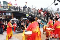 （新春见闻）重庆涪陵：龙蛇共舞贺新春 民俗巡游引围观
