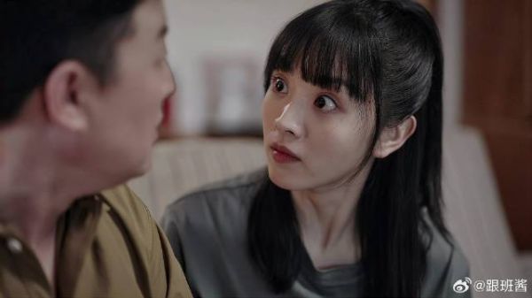 如此可爱我们:家里来客亲妈让开电扇,却女儿拒绝,不知里面藏钱