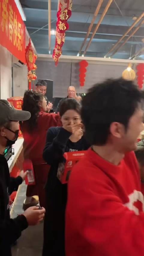 杨超越锦鲤人设好稳,又抽到了大奖,最后还拿盆敬大家