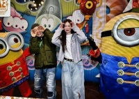 杜海涛沈梦辰带各自父母游环球影城，沈梦辰与婆婆贴贴合照好融洽