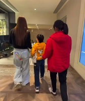 杨颖带儿子回香港过年！8岁小海绵和妈妈逛街活力满满