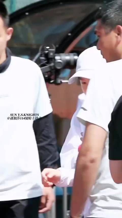 本来就很可爱,穿着一身白色,真成奶团子了