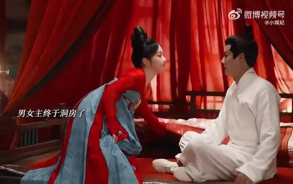 终于光明正大的走进家大门了,还是被扶着进去的,开心的向狗炫耀