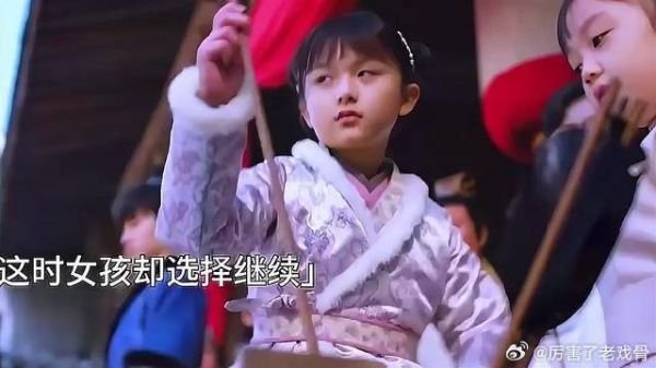 小女孩投壶被众人瞧不起,没想到最后的操作惊呆众人