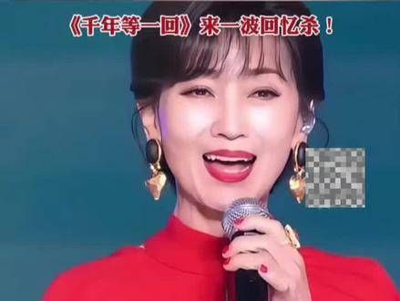 71岁的赵雅芝受到中国9家电视台的邀请,网友们戏称她为“蛇年最忙碌的女人”