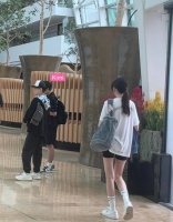 林志颖一家去新加坡度假被偶遇 陈若仪身材高挑背影似少女