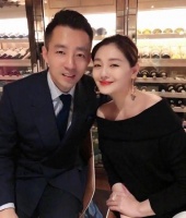 具俊晔S妈新年合照曝光，两人同框比心笑容灿烂，大S未露面