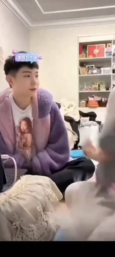 黑暗萝莉大美直播被高迪偷瞄,忍不住上手摸……!