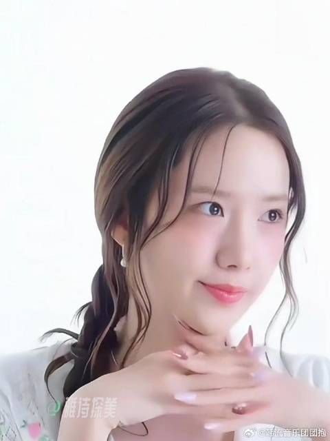 顶级美人林允儿,肤白如雪,眼神勾魂,美腿迷人!