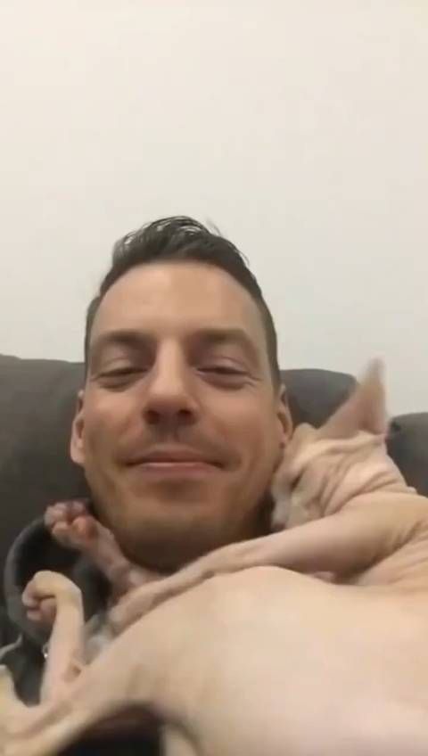 霸道猫猫:不让亲是吧,看我不削死你!