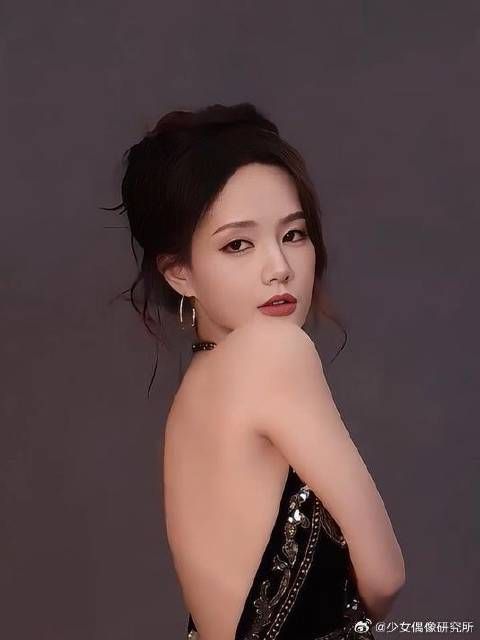 美艳纤瘦的李一桐,身材妖娆娇艳欲滴,美得不可方物