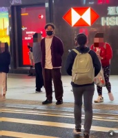 陈奕迅现身中环拍摄，被各种偶遇，穿几年前旧衣服特别接地气