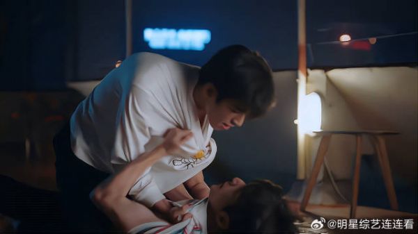 凌霄照顾母亲去新加坡,子秋骂白眼狼,当场厮打起来