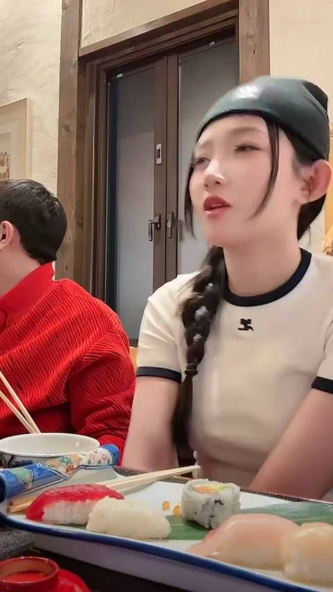 小伊伊在国外用英语和外国人交流,不愧是大学生