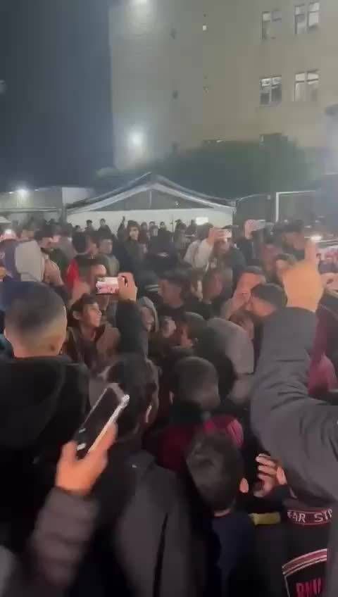 加沙的儿童得知停火消息后兴奋的喊着,他们都是哈马斯,呵呵…
