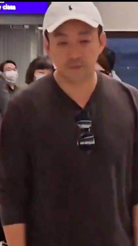 汪小菲眼都哭肿了, 眼睛证明了一切,他是真的还爱她