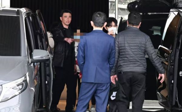 大S回家了！具俊晔护送 下午三点包机降落松山机场