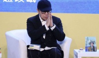 蔡康永出席活动现场痛哭拭泪 一度哽咽到说不出话