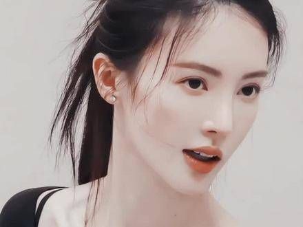 金晨的身姿挺拔,腰肢纤细,双腿修长迷人