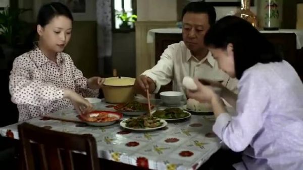 父母爱情:亚宁考上大学!德福打开录取通知书时手都在抖,德华也高兴!