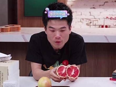 董老师在直播间洒下热泪,即便已成为全网最红主播,即便有六十万人在线陪伴…