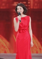 董卿隐退4年，从“央视一姐”到全职妈妈，如今携子低调复出！