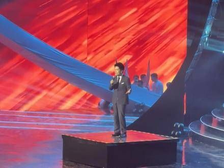 董宇辉在活动中演唱了《我是如此相信》,真的很好听