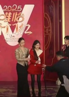 赵露思外出散步被偶遇，拄着拐杖步履阑珊，2位助理贴身陪同