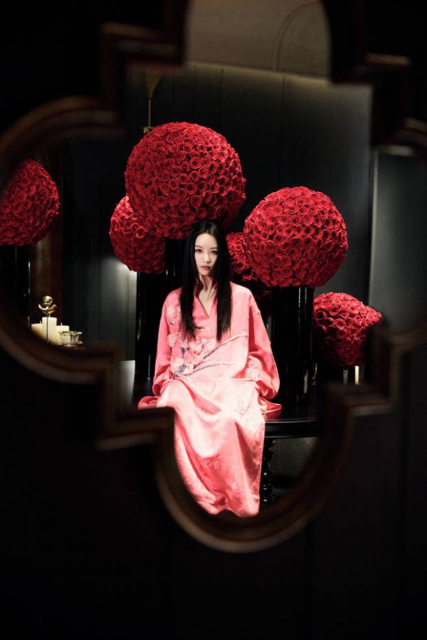 倪妮五官精致。
