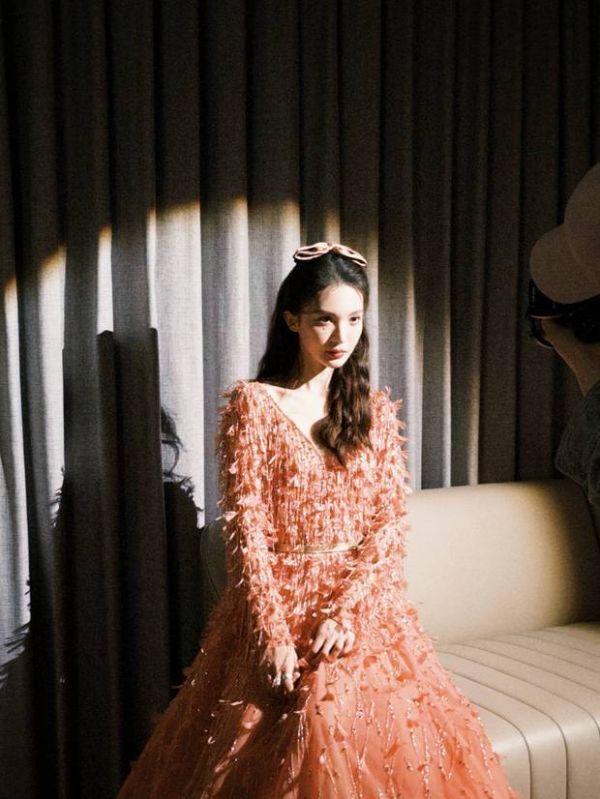 金晨五官立体。