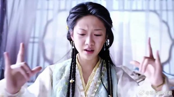 结印手势简单，但是特效很有感觉，身后是朵雪莲花