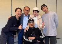 霍汶希晒与谢霆锋一家合影 谢贤罕见亮相气场好强