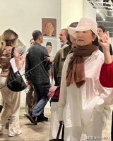 71岁林青霞国外画展被偶遇，全身从头白到脚，洋气的不敢认！