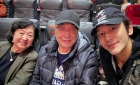 黄晓明带爸妈看《哪吒2》 晒自拍照幸福温馨
