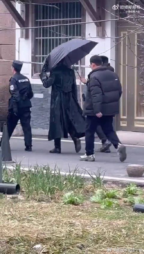 丁禹兮拿伞挡脸的样子好好笑,我都能想象到他在伞后偷笑的表情,太有趣啦