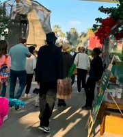 张若昀带老婆沙特旅游，夫妻俩罕见同框穿搭都好潮，张若昀晒黑了