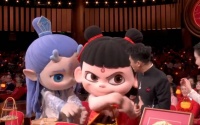 哪吒在元宵晚会“拳打”主持人 敖丙在一旁连忙拦住