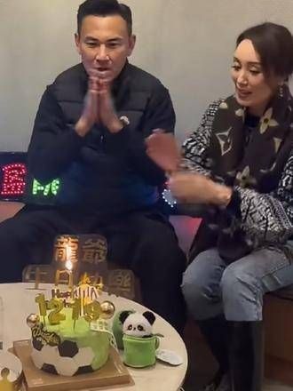 陪老公林文龙一起庆祝生日,两人看起来十分恩爱 娱乐圈 港星女神
