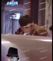 杨采钰疑似已怀孕 与男友搂抱亲吻后现身胡歌老婆同款妇产科