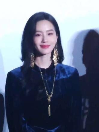 姐姐状态超棒,美女们在一起贴贴最温馨…