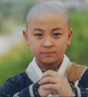 36岁释小龙:亲爹身价过亿，他却消失不见，现在究竟在做什么？