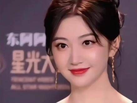 以前总是关注脸部,没想到景甜的身材如此丰满妖娆,线条感极佳…