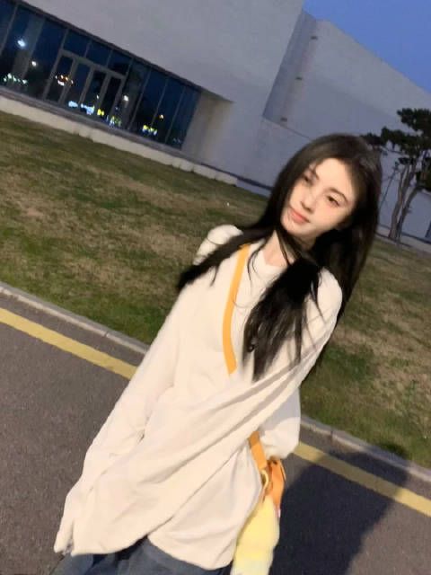 鞠婧祎分享周末随拍,白色秋衣look好看