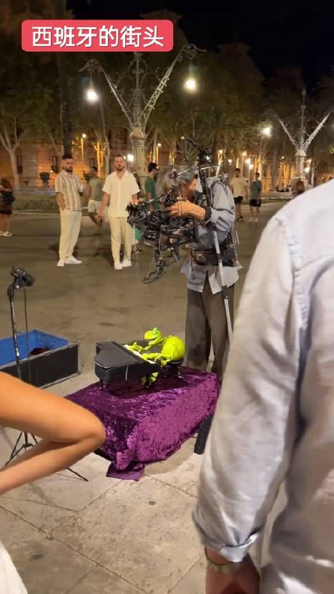 高手在民间!注意看青蛙,注意看大爷的手,这是街头艺人表演的最高境界!