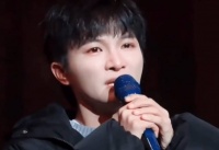 周深伦敦演唱会取消后现身致歉！声音哽咽频频落泪