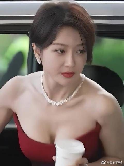 身姿曼妙的秦岚,性感火辣人间尤物,令人倾倒