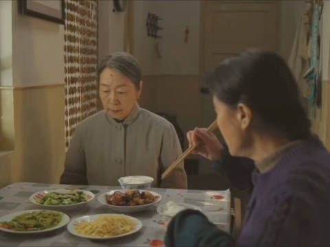 开始一家里多口吃饭，现在只剩婆媳两个人了，婆婆吃不动的肉，美心不嫌弃…
