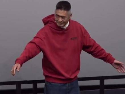 70岁的周润发 现身新片发布会,发哥依旧保持低调作风,毫无架子…