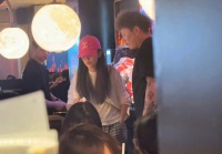 佟丽娅与友人聚餐吃烤鱼 戴红色帽子气质卓越