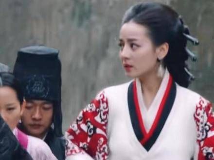 这对夫妻走路都像是要开战的节奏